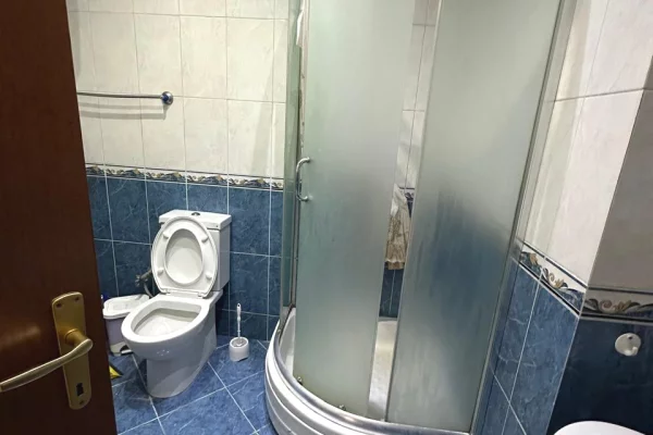 Shtepi me qera Apartament ne Tirane, 3+1, Mobilimi E mobiluar, Pagesa 800  Euro.