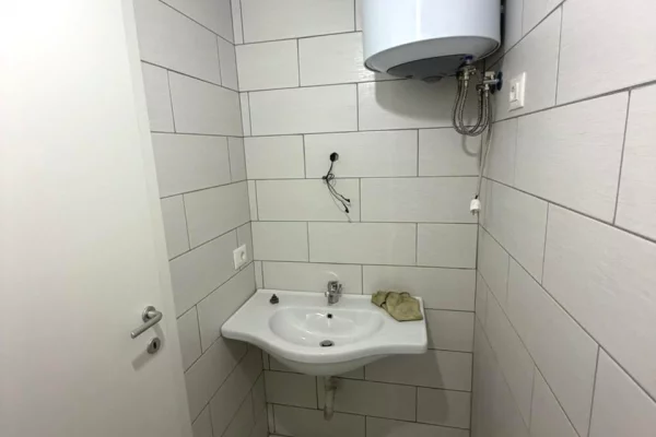 Rruga Jordan Misja,jepet me qera ambient biznesi per zyra,me sip.50m2bosh.40,000Leke (neto)