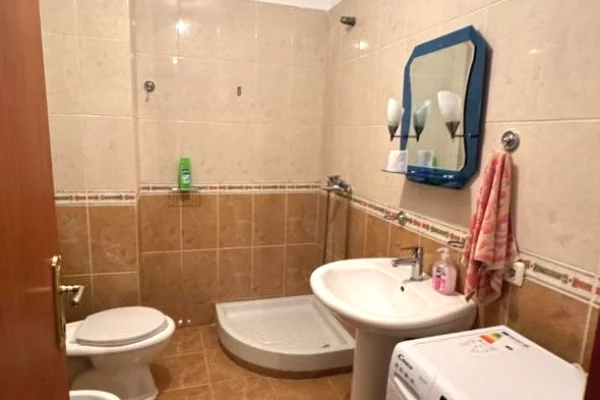 Shtepi me qera Apartament ne Tirane, 2+1, Mobilimi E mobiluar, Pagesa 45,000  Leke.