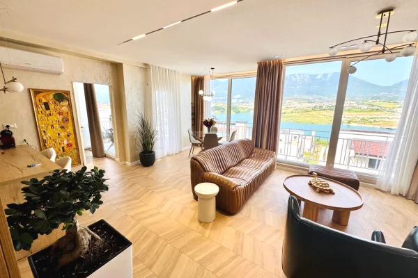 Ne nje nga Rezidencat prane liqenit të Farkës,jepet me qera apartament 2+1+2+post parkimi  1,500Euro