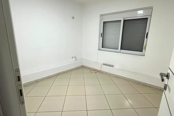 🏢Ne zonen e Myslym Shyrit,jepet me qera ambient biznesi,Bosh.700Euro