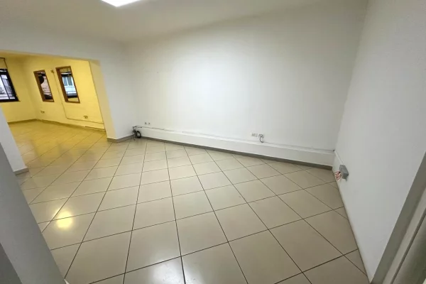 🏢Ne zonen e Myslym Shyrit,jepet me qera ambient biznesi,Bosh.700Euro