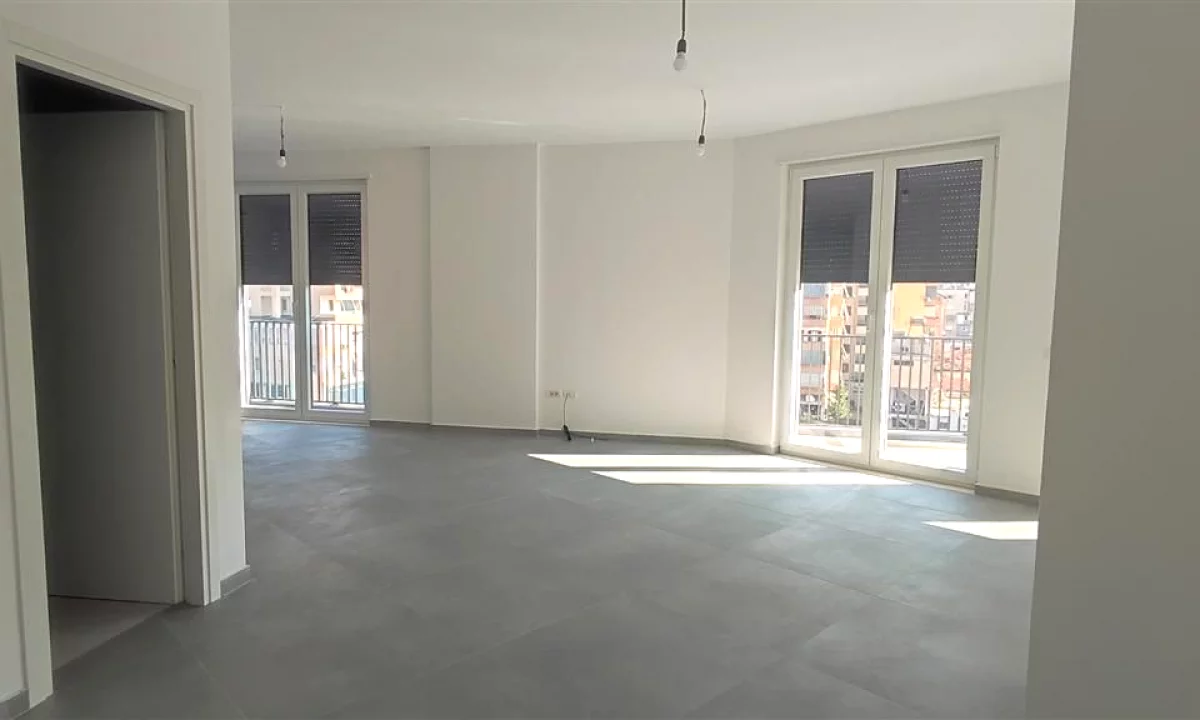 Rruga e Dibres,prane Starlight Hotel,jepet me qera ambient biznesi,me sip.220m2,Bosh 2,500Euro Neto