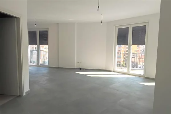 Rruga e Dibres,prane Starlight Hotel,jepet me qera ambient biznesi,me sip.220m2,Bosh 2,500Euro Neto