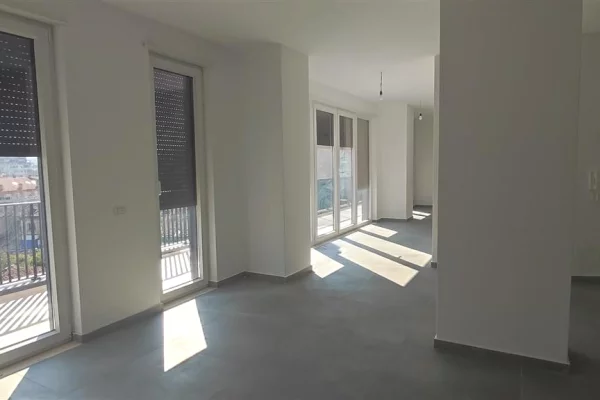 Rruga e Dibres,prane Starlight Hotel,jepet me qera ambient biznesi,me sip.220m2,Bosh 2,500Euro Neto