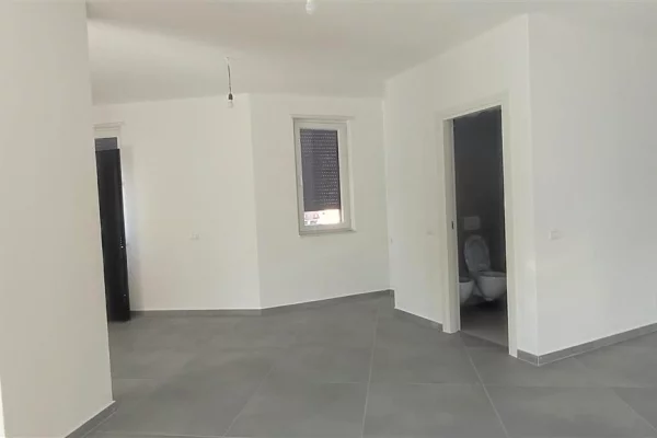 Rruga e Dibres,prane Starlight Hotel,jepet me qera ambient biznesi,me sip.220m2,Bosh 2,500Euro Neto