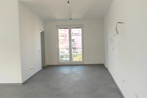 Rruga e Dibres,prane Starlight Hotel,jepet me qera ambient biznesi,me sip.220m2,Bosh 2,500Euro Neto