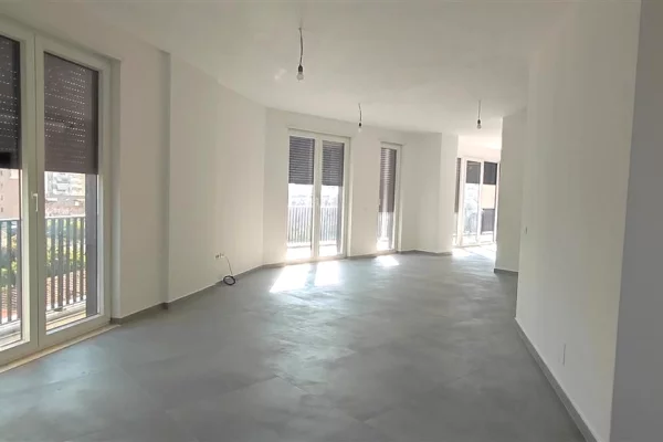 Rruga e Dibres,prane Starlight Hotel,jepet me qera ambient biznesi,me sip.220m2,Bosh 2,500Euro Neto