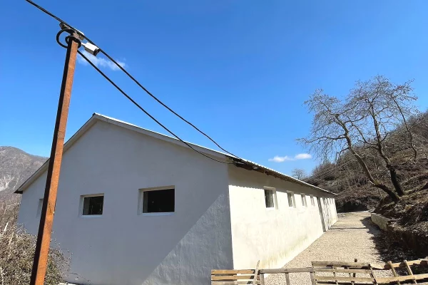 Ambient biznesi me qera 4+1 ne Tirane - 1,000 Euro