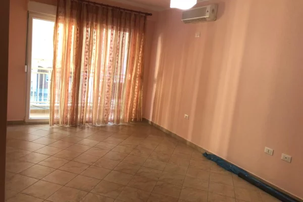 Ambient biznesi me qera 3+1 ne Tirane - 900 Euro