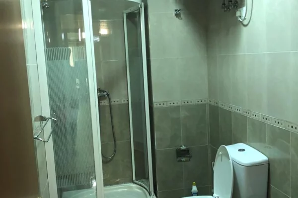 Tek Myslym Shyri,jepet me qera apartament 3+1+2+post parkimi ,pjeserisht i mobiluar 900Euro