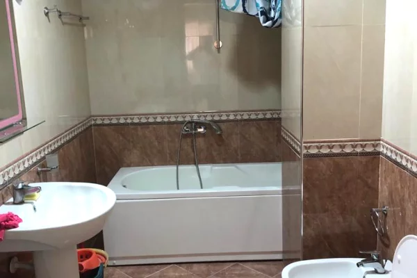 Tek Myslym Shyri,jepet me qera apartament 3+1+2+post parkimi ,pjeserisht i mobiluar 900Euro