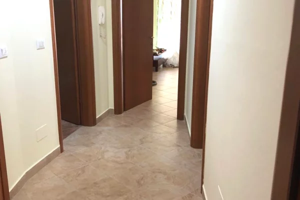 Tek Myslym Shyri,jepet me qera apartament 3+1+2+post parkimi ,pjeserisht i mobiluar 900Euro