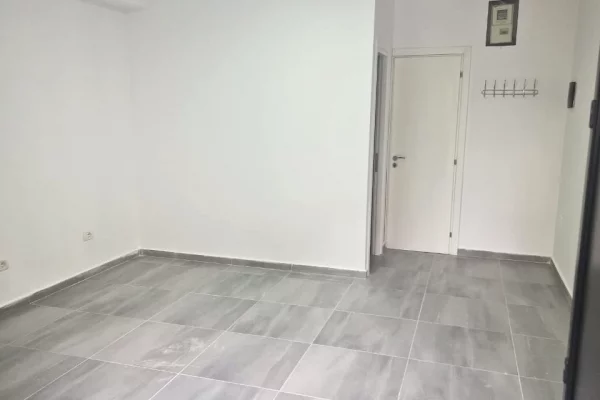 🏢Rruga Fortuzi,prane Donika Center jepet me qera ambient biznesi,Bosh. 35,000Leke (Neto)