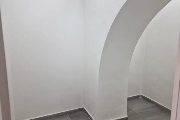 Ambient biznesi me qera 1+1 ne Tirane - 35,000 Leke