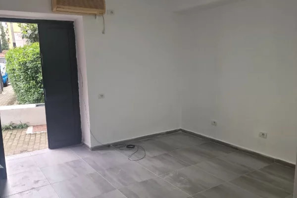 Ambient biznesi me qera 1+1 ne Tirane - 35,000 Leke