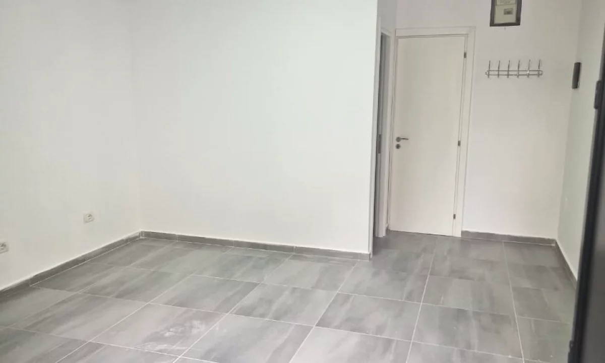 🏢Rruga Fortuzi,prane Donika Center jepet me qera ambient biznesi,Bosh. 35,000Leke (Neto)