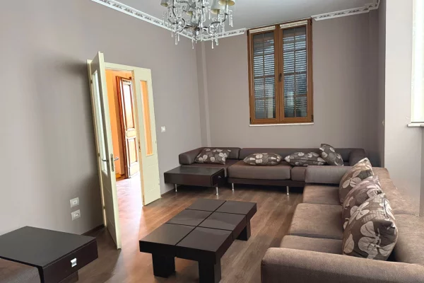 Shtepi me qera 3+1 ne Tirane - 2,000 Euro