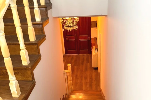 Shtepi me qera Vila Luksoze ne Tirane, 3+1, Mobilimi E mobiluar, Pagesa 2,000  Euro.