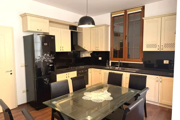 Shtepi me qera Vila Luksoze ne Tirane, 3+1, Mobilimi E mobiluar, Pagesa 2,000  Euro.