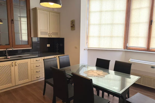 Shtepi me qera Vila Luksoze ne Tirane, 3+1, Mobilimi E mobiluar, Pagesa 2,000  Euro.