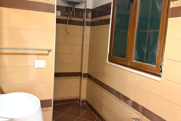 Shtepi me qera Vila Luksoze ne Tirane, 3+1, Mobilimi E mobiluar, Pagesa 2,000  Euro.