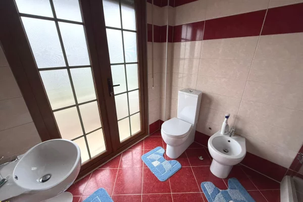 Shtepi me qera Vila Luksoze ne Tirane, 3+1, Mobilimi E mobiluar, Pagesa 2,000  Euro.