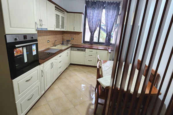 Appartamento in affitto a Tirana 2+1, Arredato