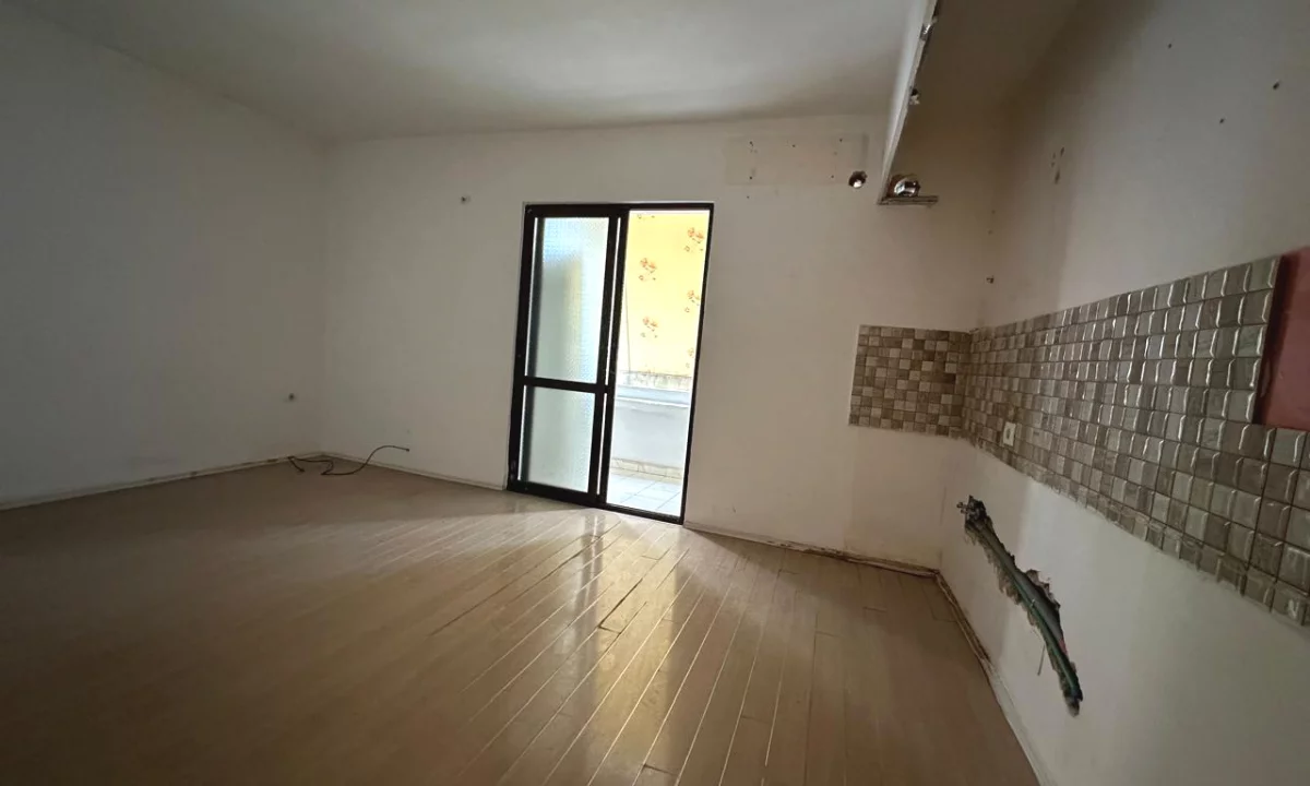 Shtepi ne shitje Apartament ne Tirane, 2+1, Mobilimi Bosh, pa mobiluar, Pagesa 168,000  Euro.