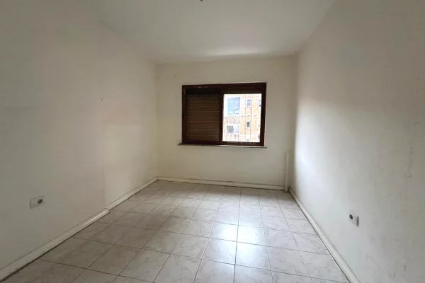 Shtepi ne shitje Apartament ne Tirane, 2+1, Mobilimi Bosh, pa mobiluar, Pagesa 168,000  Euro.