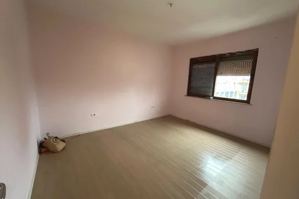 Shtepi ne shitje Apartament ne Tirane, 2+1, Mobilimi Bosh, pa mobiluar, Pagesa 168,000  Euro.
