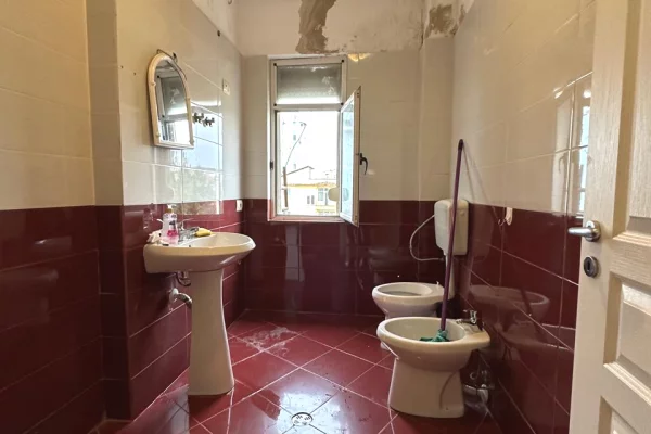 Shtepi ne shitje Apartament ne Tirane, 2+1, Mobilimi Bosh, pa mobiluar, Pagesa 168,000  Euro.