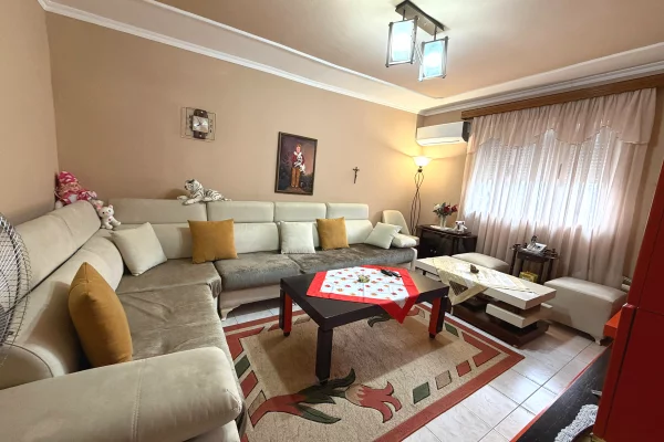 Shtepi ne shitje Apartament ne Tirane, 2+1, Mobilimi E mobiluar, Pagesa 128,000  Euro.