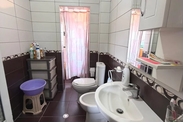 Shtepi ne shitje Apartament ne Tirane, 2+1, Mobilimi E mobiluar, Pagesa 128,000  Euro.