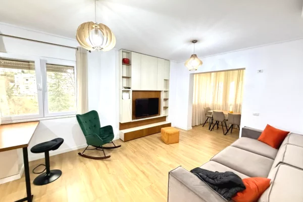 Pak minuta larg Kopshtit Zoologjik,jepet me qera apartament2+1+2,i mobiluar 700Euro