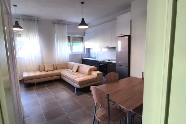 🏢Ne zonen e Ali Demit,Kompleksi Mangalem  jepet me qera apartament 2+1,i mobiluar.50,000L