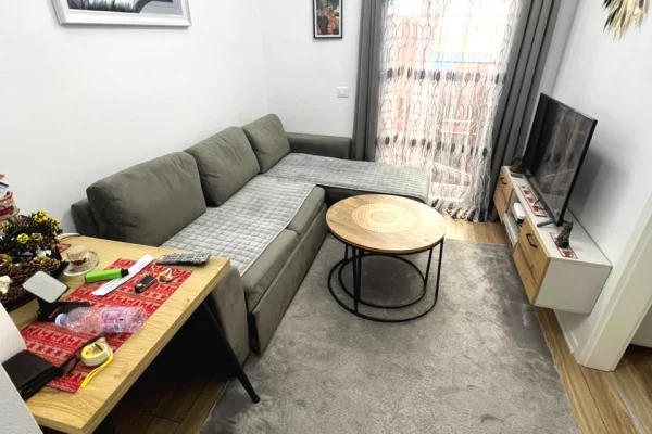 Kompleksi Mangalem,jepet me qera apartament 1+1,i mobiluar  40,000Leke 