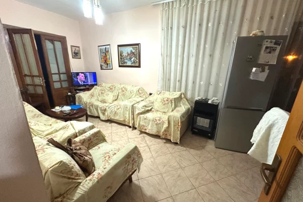 Shtepi ne shitje Apartament ne Tirane, 3+1, Mobilimi Pjeserisht e mobiluar, Pagesa 170,000  Euro.