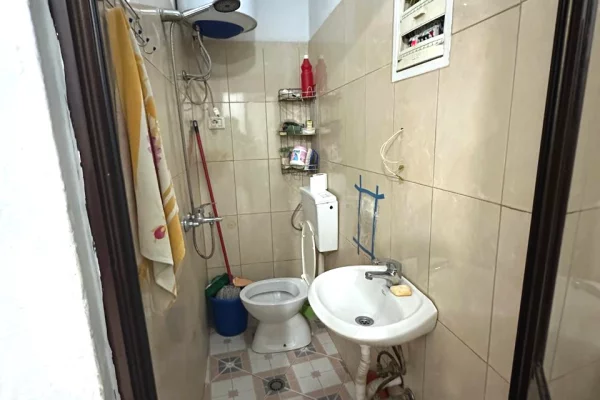 Shtepi ne shitje Apartament ne Tirane, 3+1, Mobilimi Pjeserisht e mobiluar, Pagesa 170,000  Euro.