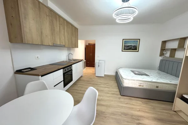 Qender,Rr.e Barrikadave jepet me qera garsoniere 40m2,e mobiluar 50,000LEKE 