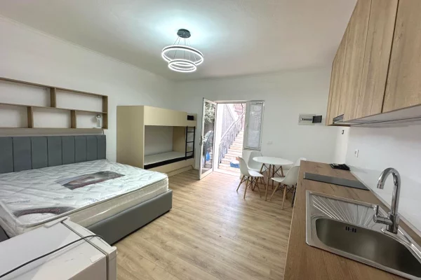 Shtepi me qera Shtepi Private ne Tirane, Garsoniere, Mobilimi E mobiluar, Pagesa 50,000  Leke.