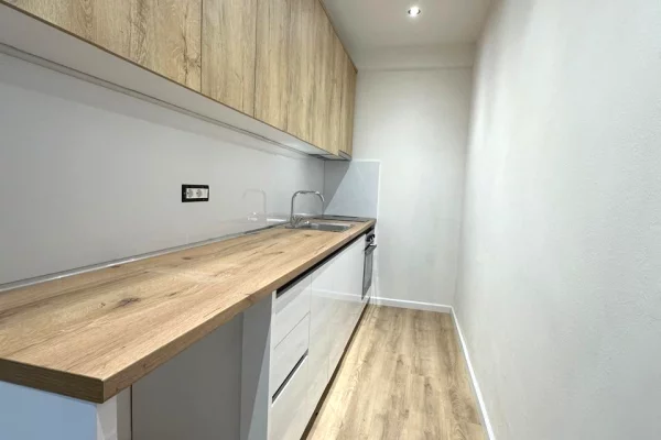  Qender,Rr.e Barrikadave jepet me qera kati i I-re i nje vile 1+1 proces mobilimi 70,000Leke 