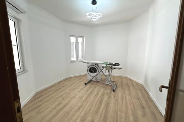 Shtepi me qera Vila Luksoze ne Tirane, 1+1, Mobilimi E mobiluar, Pagesa 70,000  Leke.