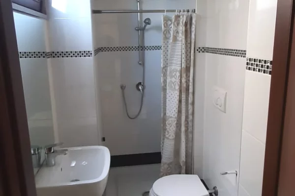 Shtepi me qera Vila Luksoze ne Tirane, Garsoniere, Mobilimi E mobiluar, Pagesa 30,000  Leke.