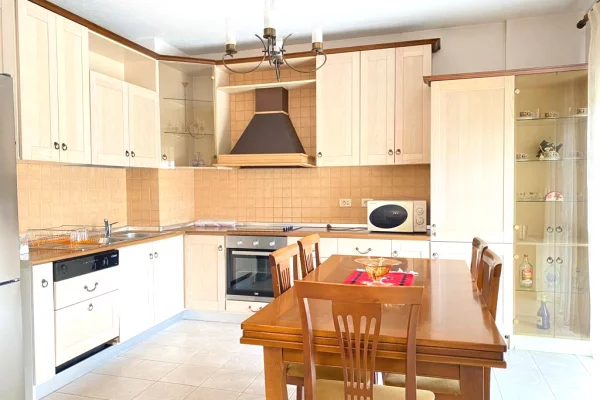 Shtepi me qera Duplex(shtepi me 2 kate) ne Tirane, 3+1, Mobilimi E mobiluar, Pagesa 120,000  Leke.