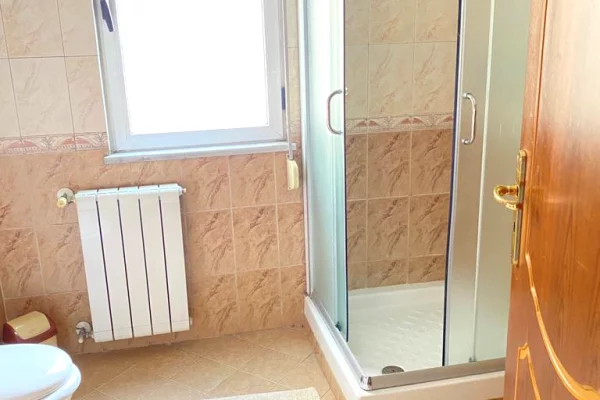 Shtepi me qera Duplex(shtepi me 2 kate) ne Tirane, 3+1, Mobilimi E mobiluar, Pagesa 120,000  Leke.