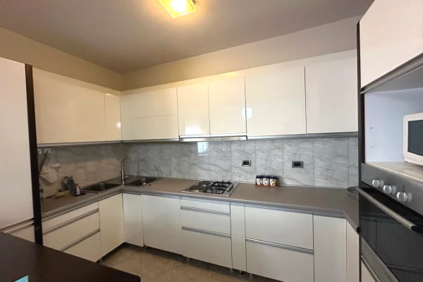 Shtepi me qera Apartament ne Tirane, 2+1, Mobilimi E mobiluar, Pagesa 85,000  Leke.