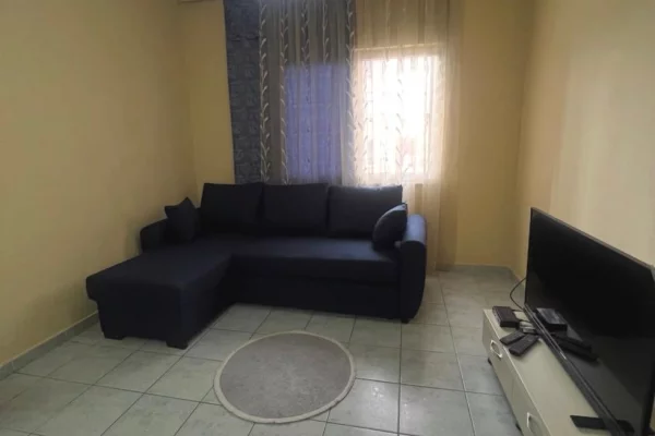 Komuna e Parisit,jepet me qera apartament 1+1,i mobiluar 55,000L (i diskutueshem)