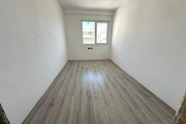 Rruga Dritan Hoxha,jepet me qera ambient biznesi per zyra 2+1+2,bosh 75,000L(neto)