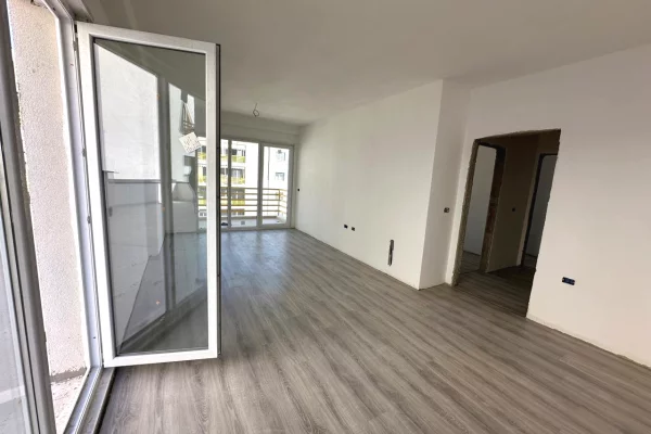 Ambient biznesi me qera 3+1 ne Tirane - 75,000 Leke